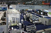 Messestand_der_Schröder_Group_auf_der_Blechexpo_2019__[:en]The_folding_machine_EVO-CENTER_is_equipped_with_the_POS_3000_3D_graphic_control,_controllable_via_a_22“-TFT-Touchscreen_colour_display.