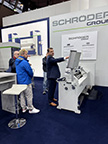 Eine_der_kleinsten_und_zugleich_eine_sehr_beliebte_Maschine_am_Messestand:_Schröder-Fasti_Rundbiegemaschine_134/15/2_mm