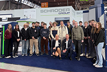 Sabrina_und_Markus_Hibler_(Geschäftsführer_Hans_Schröder_Maschinenbau)_freuten_sich_über_den_Messebesuch_der_Auszubildenden_und_Ausbilder.