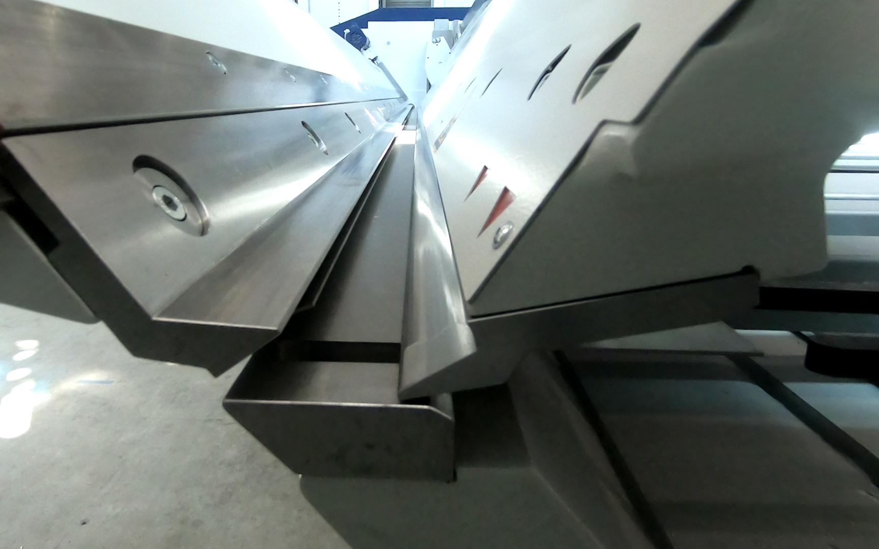 Geniale_Zudrückfunktion:_An_der_PowerBend_Multi_lassen_sich_Hohlumschläge_in_nur_einem_Arbeitsgang_mit_der_Biegewange_erzeugen.