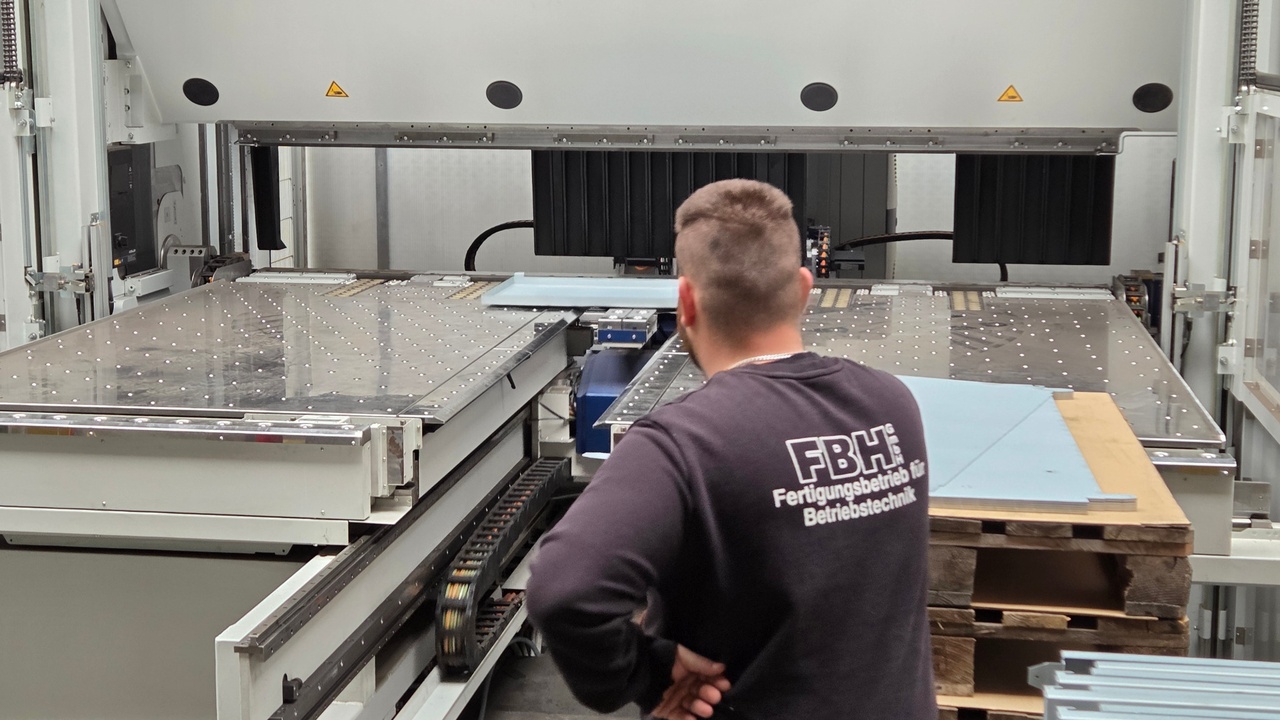 Once_positioned_against_the_back_gauge,_the_rotating_table_with_suction_cups_takes_over_the_sheet. Once_positioned_against_the_back_gauge,_the_rotating_table_with_suction_cups_takes_over_the_sheet.