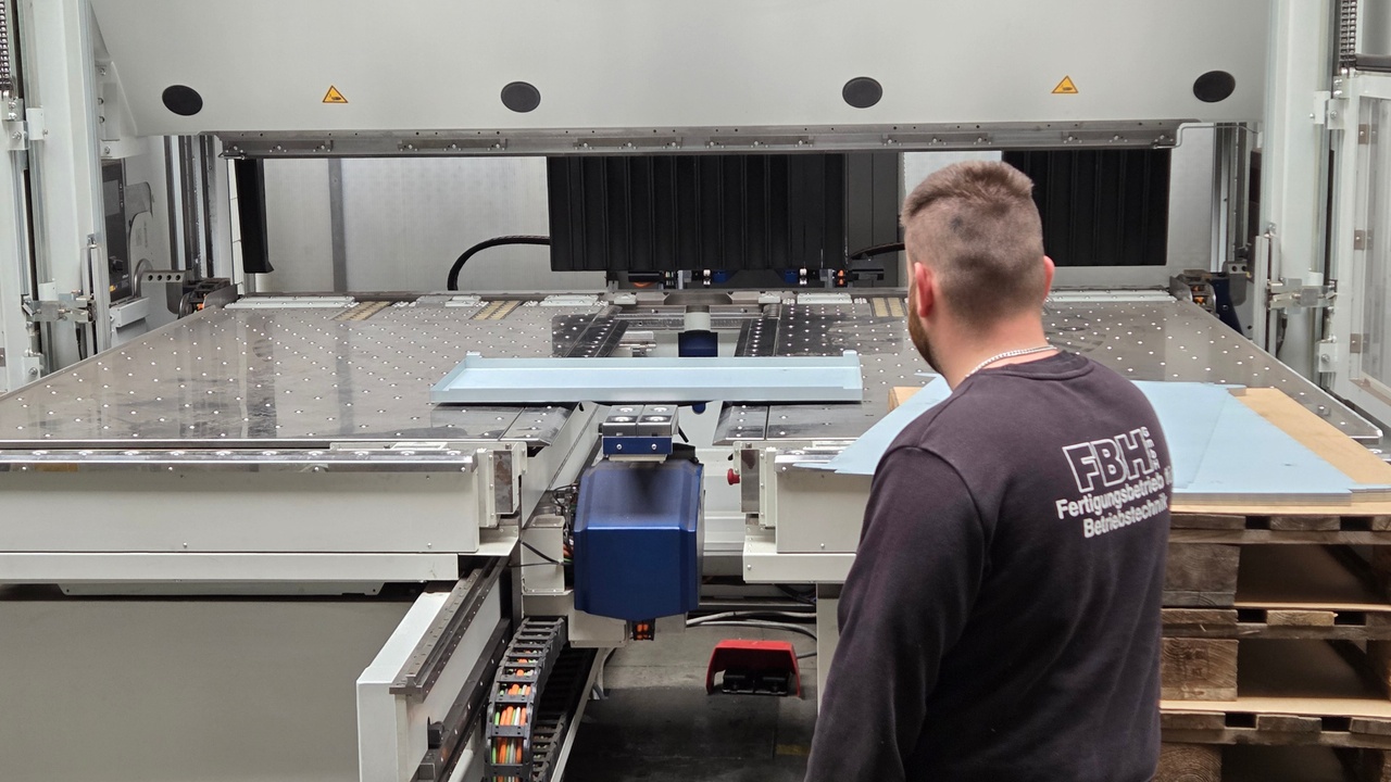 Einmal_angeschlagen,_übernimmt_der_Drehteller_mit_Saugplatten_das_Blech._ Einmal_angeschlagen,_übernimmt_der_Drehteller_mit_Saugplatten_das_Blech._